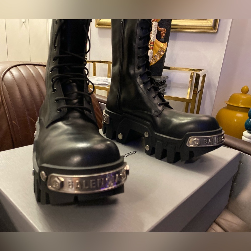 BALENCIAGA BULLDOZER LACE-UP BOOT IN BLACK - Picture 13 of 13